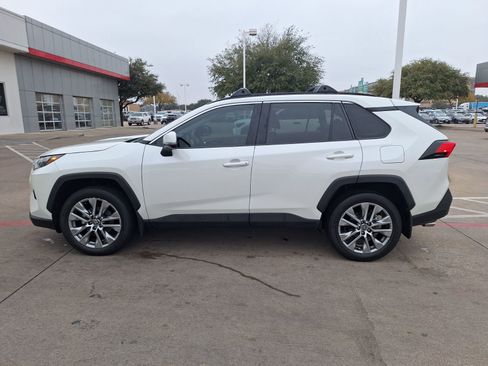 Used 2022 Toyota RAV4 XLE Premium image 3