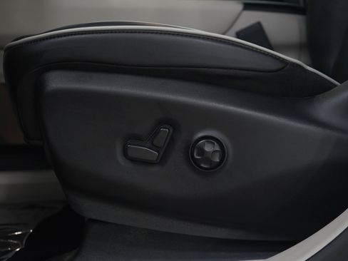 Used 2024 Chrysler Pacifica Limited FWD image 24
