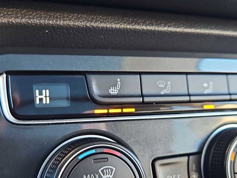 Used 2019 Volkswagen Tiguan SE w/ Panoramic Sunroof Package image 18