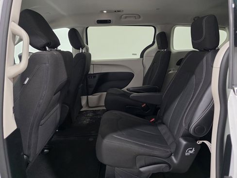 Used 2024 Chrysler Voyager LX image 10