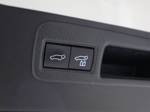 Used 2022 Toyota Venza XLE image 20