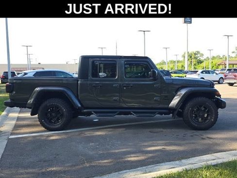 Used 2024 Jeep Gladiator Sport AWD/4WD image 3