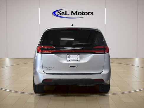 Certified 2024 Chrysler Pacifica Touring-L FWD image 7