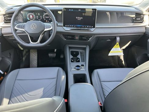 New 2026 Volkswagen Tiguan SE FWD image 11