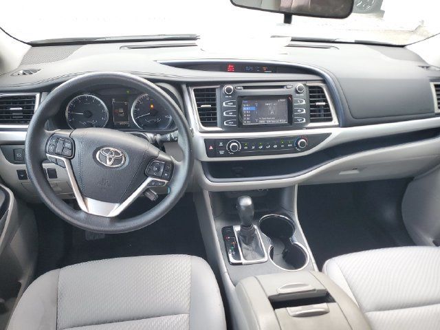 Used 2019 Toyota Highlander LE FWD image 12