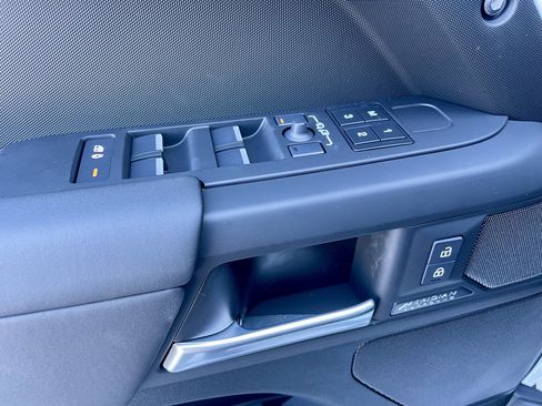 New 2026 Land Rover Defender 130 X-Dynamic SE image 11