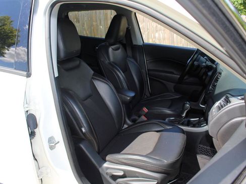 Used 2019 Jeep Compass Latitude w/ Cold Weather Group AWD/4WD image 39