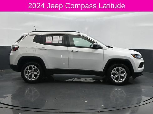 Used 2024 Jeep Compass Latitude image 4