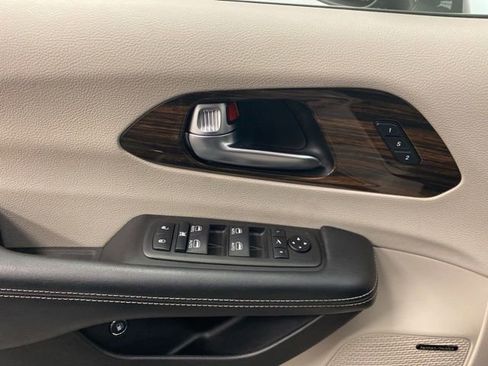 Used 2021 Chrysler Pacifica Limited w/ Uconnect Theater Family Group image 22