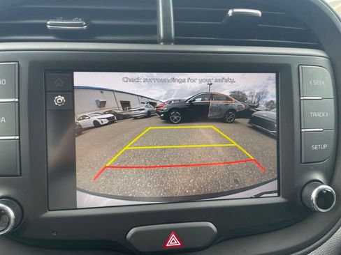 Used 2025 Kia Soul LX w/ LX Technology Package FWD image 21