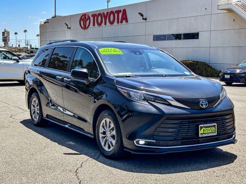 Used 2024 Toyota Sienna XLE FWD image 3