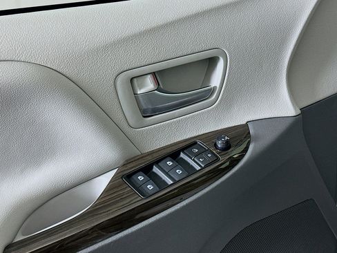 Used 2019 Toyota Sienna XLE image 15