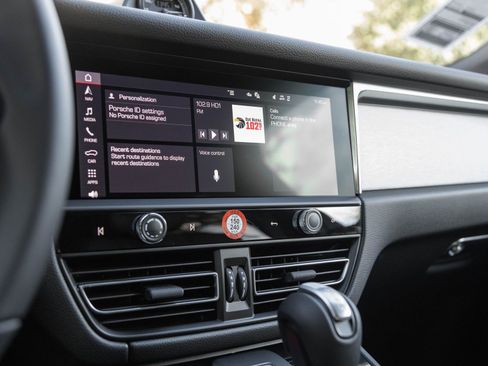 Certified 2026 Porsche Macan image 25