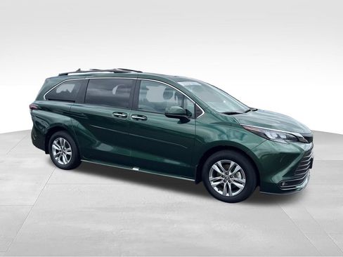 Used 2025 Toyota Sienna XLE w/ XLE Plus Package FWD image 9