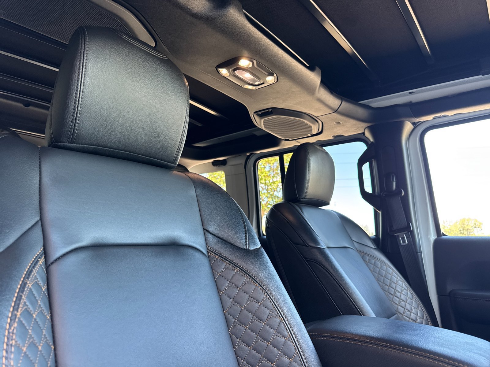 Used 2022 Jeep Wrangler Unlimited Sahara AWD/4WD image 19