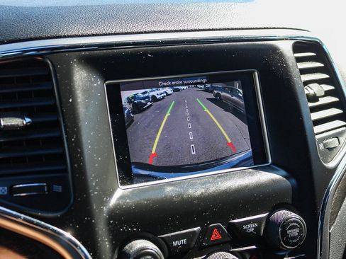 Used 2018 Jeep Grand Cherokee Laredo image 23