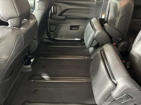 Used 2025 Toyota Sienna Limited image 25