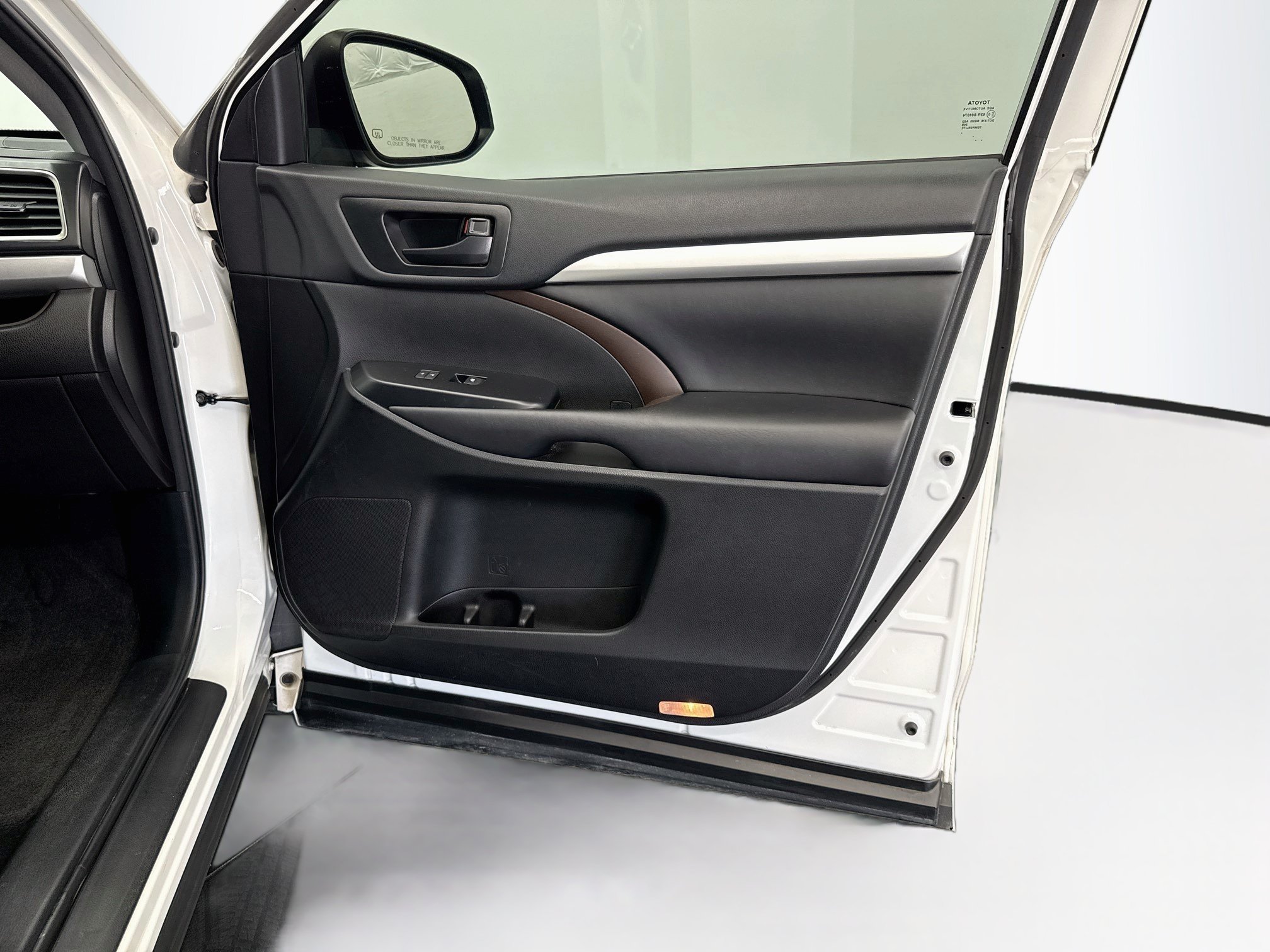 Used 2018 Toyota Highlander Plus FWD image 32