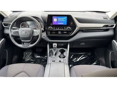Certified 2025 Toyota Highlander LE FWD image 35