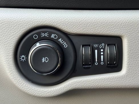 Used 2024 Chrysler Pacifica Touring-L image 14