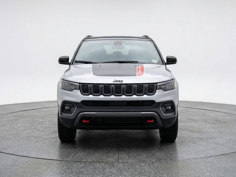 Used 2025 Jeep Compass Trailhawk image 2