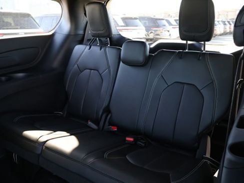 New 2026 Chrysler Pacifica Select image 11