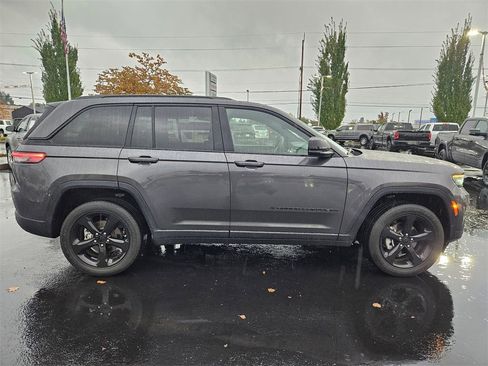 Used 2023 Jeep Grand Cherokee Altitude image 7