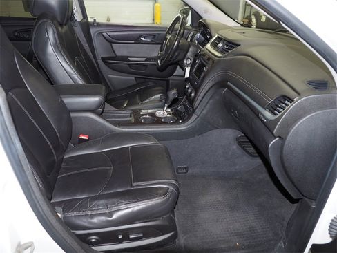 Used 2017 Chevrolet Traverse LT image 17