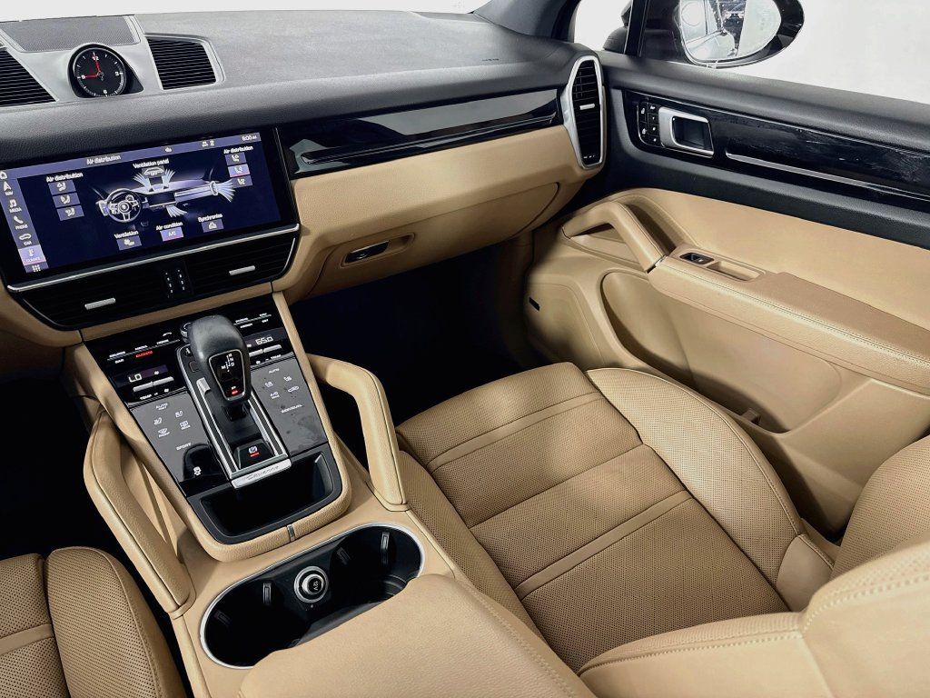 Used 2021 Porsche Cayenne AWD/4WD image 25