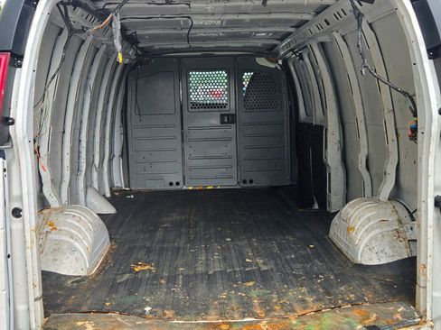 Used 2015 Chevrolet Express 2500 Extended Van 3D image 10
