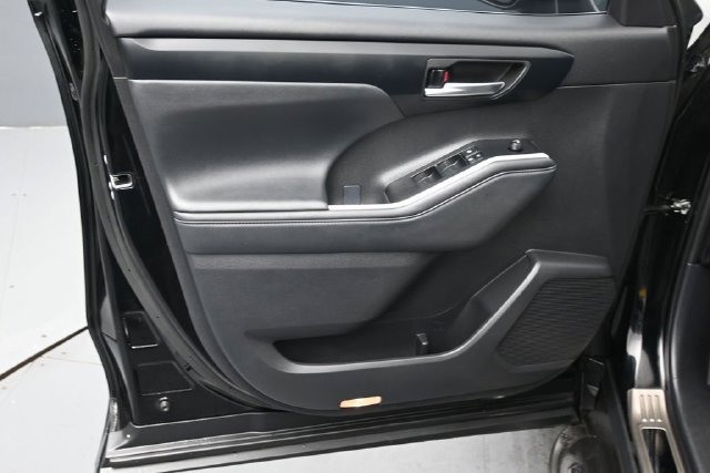 Used 2025 Toyota Highlander XLE AWD/4WD image 13