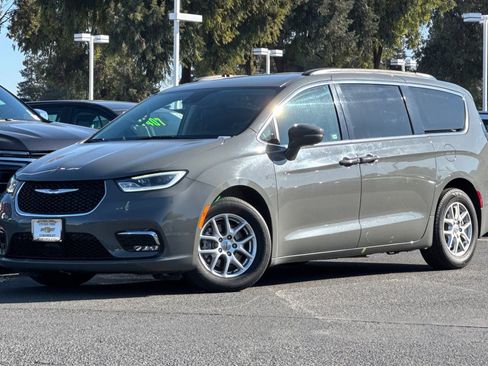 Used 2022 Chrysler Pacifica Touring-L image 9
