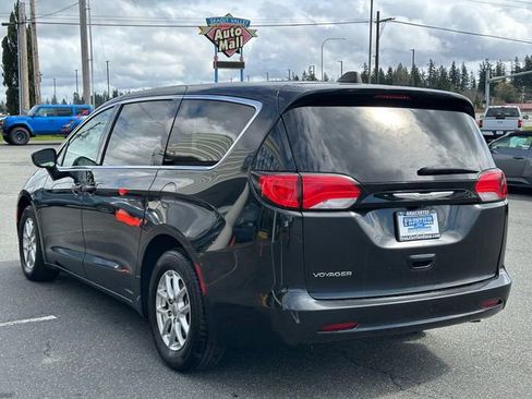 Used 2022 Chrysler Voyager LX FWD image 4