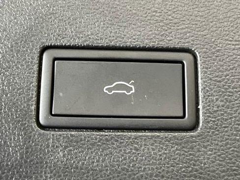 Certified 2025 Volkswagen Atlas SE FWD image 6