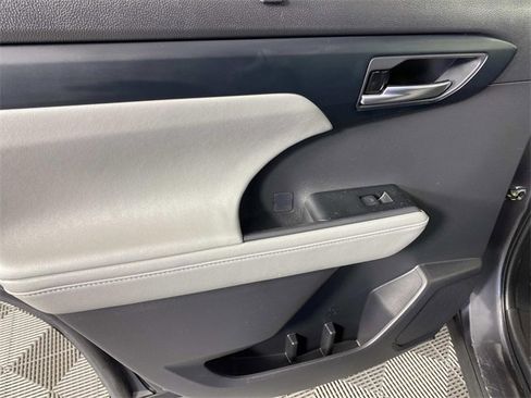 Used 2024 Toyota Highlander XLE image 30