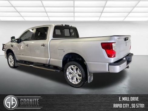 Used 2019 Nissan Titan SV w/ SV Convenience Package AWD/4WD image 4