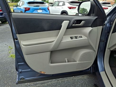 Used 2013 Toyota Highlander Plus AWD/4WD image 13