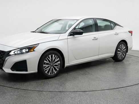 Used 2025 Nissan Altima 2.5 SV image 3