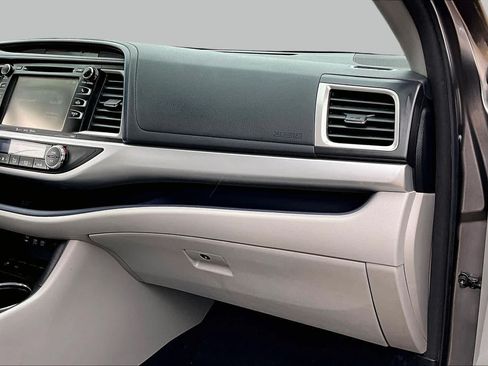 Used 2018 Toyota Highlander Plus FWD image 18