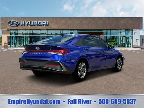 Used 2025 Hyundai Elantra Sport FWD image 7