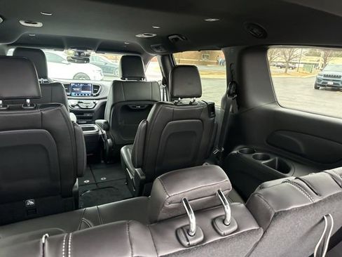 New 2026 Chrysler Pacifica Select image 17