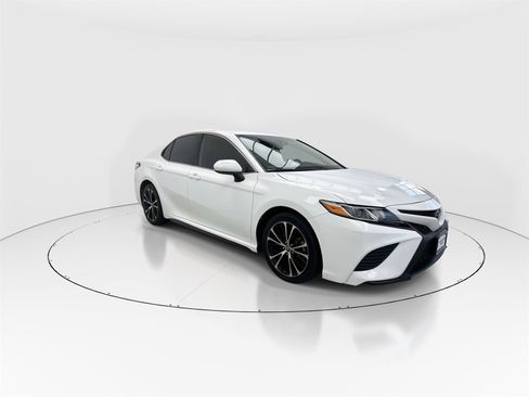Used 2020 Toyota Camry SE image 2