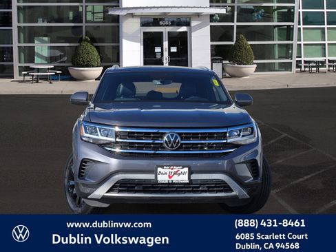 Certified 2021 Volkswagen Atlas Cross Sport SE w/ Panoramic Sunroof Package image 2