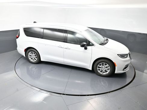 New 2026 Chrysler Pacifica Select image 38