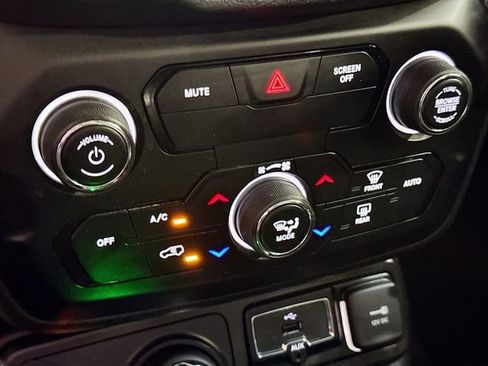 Used 2020 Jeep Renegade Limited image 16