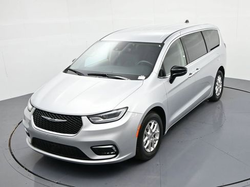 Used 2024 Chrysler Pacifica Touring-L image 16