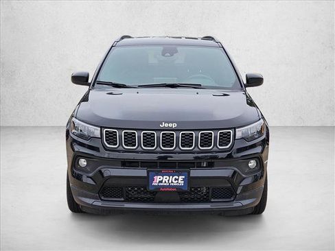Used 2025 Jeep Compass Latitude AWD/4WD image 2