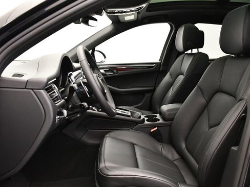 Certified 2025 Porsche Macan Turbo image 5