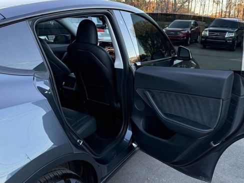 Used 2022 Tesla Model Y Long Range image 18