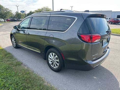 Used 2019 Chrysler Pacifica Touring-L FWD image 11